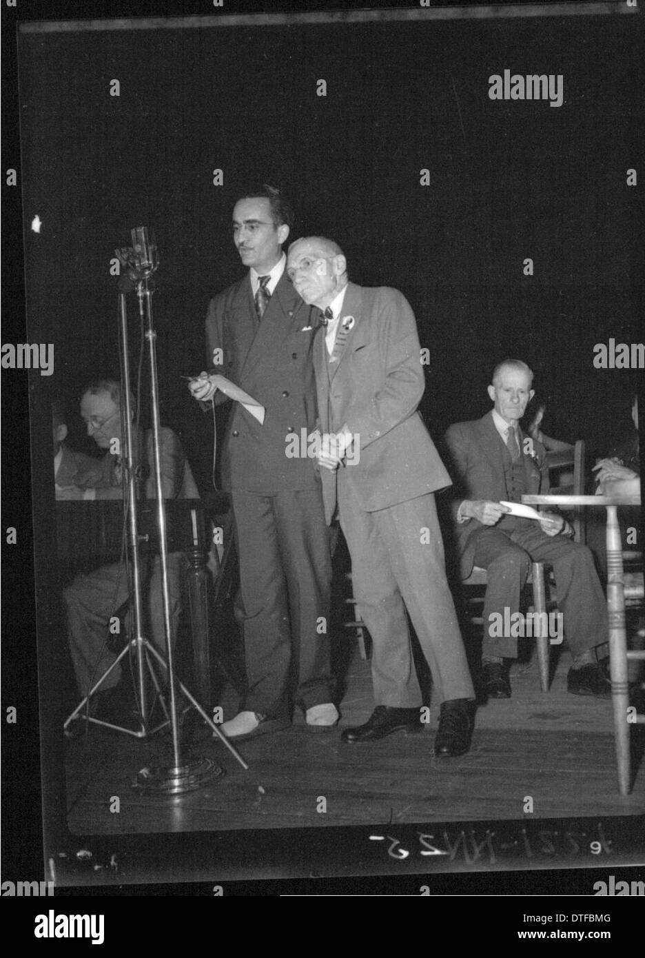 Cette image historique représente des administrateurs de collège engagés dans un événement de prise de parole en public à l'Université de Miami, Oxford, Ohio. La photographie fait partie de la collection des bibliothèques de l'Université de Miami et reflète la culture académique et les événements de l'université au cours de la période. Banque D'Images