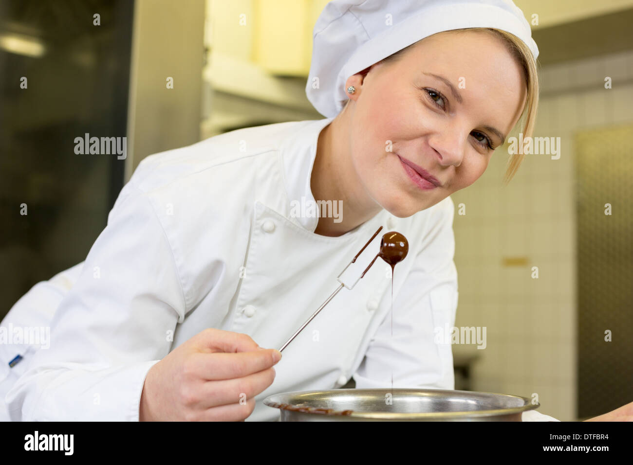 Confiseur chocolats fourrés produisant en confiserie Banque D'Images