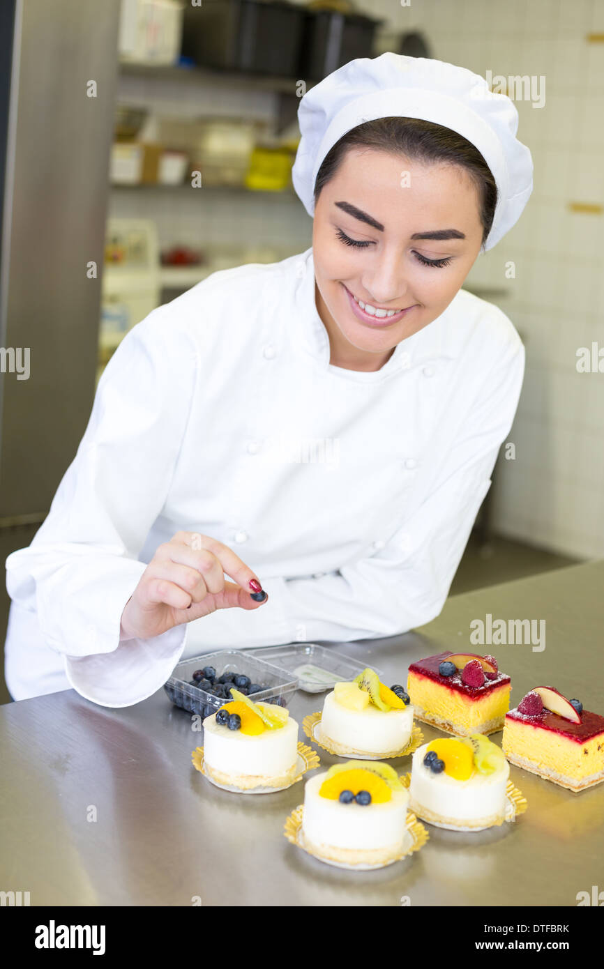 La préparation des gâteaux dans une boulangerie pâtisserie ou confiserie Banque D'Images