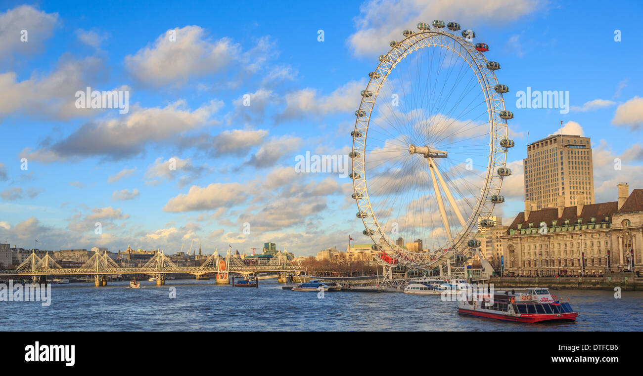 Vue panoramique du pont de Westminster London Eye à la Tamise. Excursion en bateau en premier plan. Hungerford pont ferroviaire de distance. Banque D'Images