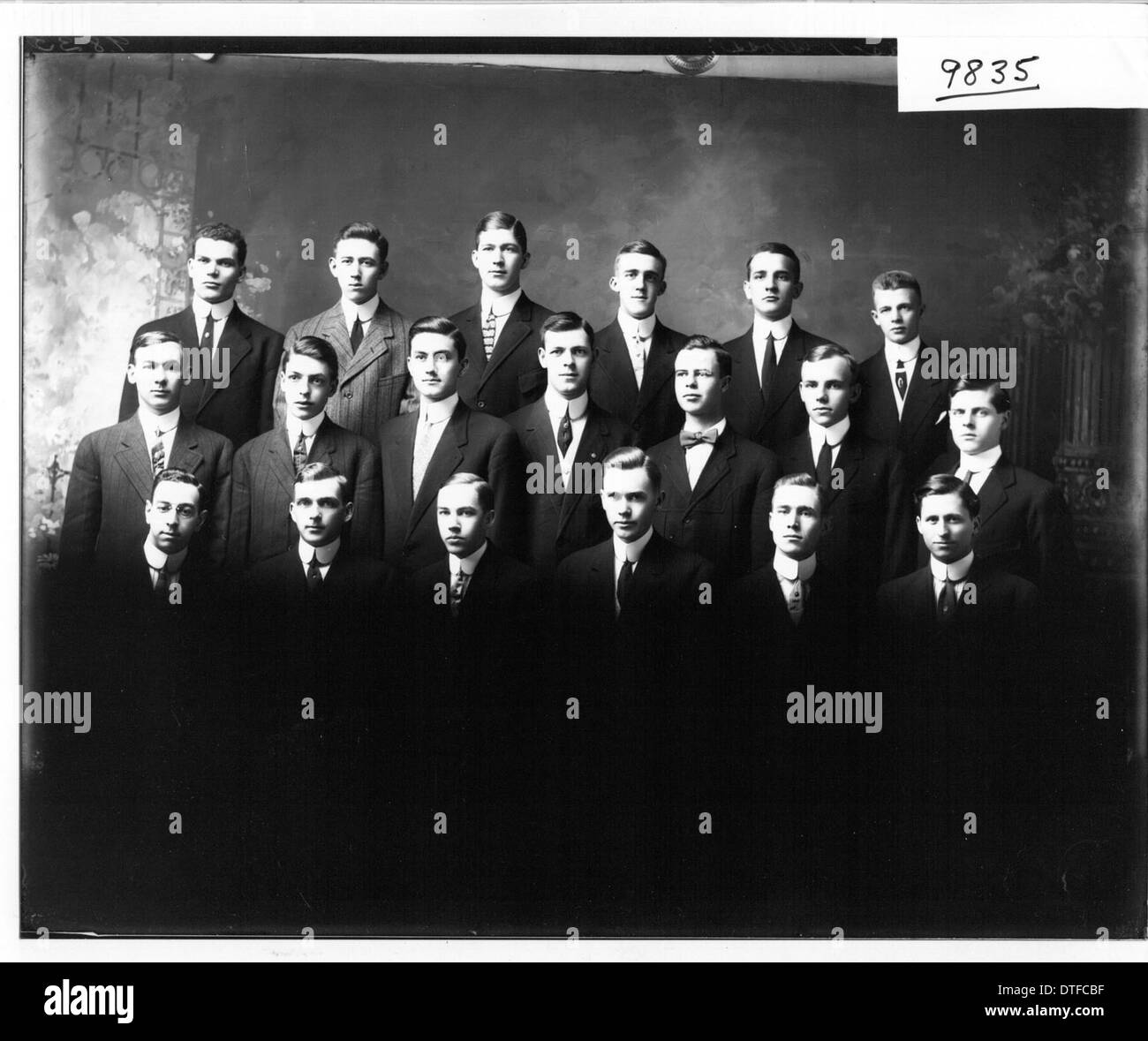 Un portrait de groupe historique du chapitre Beta Theta Pi de l'Université de Miami en 1910, mettant en vedette les membres de la fraternité en tenue formelle, une partie de la riche histoire de l'université des organisations étudiantes. Banque D'Images