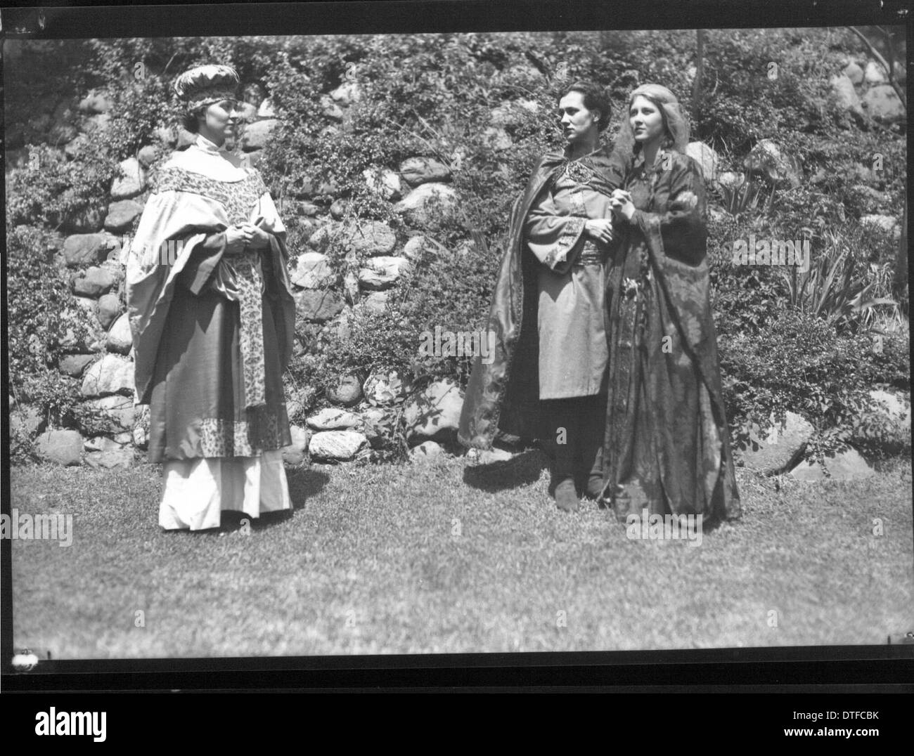 Cette photographie de 1934 capture une production théâtrale au Western College à Oxford, Ohio. Les étudiants, vêtus de costumes, participent à un spectacle en plein air, reflétant l'accent mis par le collège sur l'éducation des femmes et les activités parascolaires pendant cette période. Banque D'Images