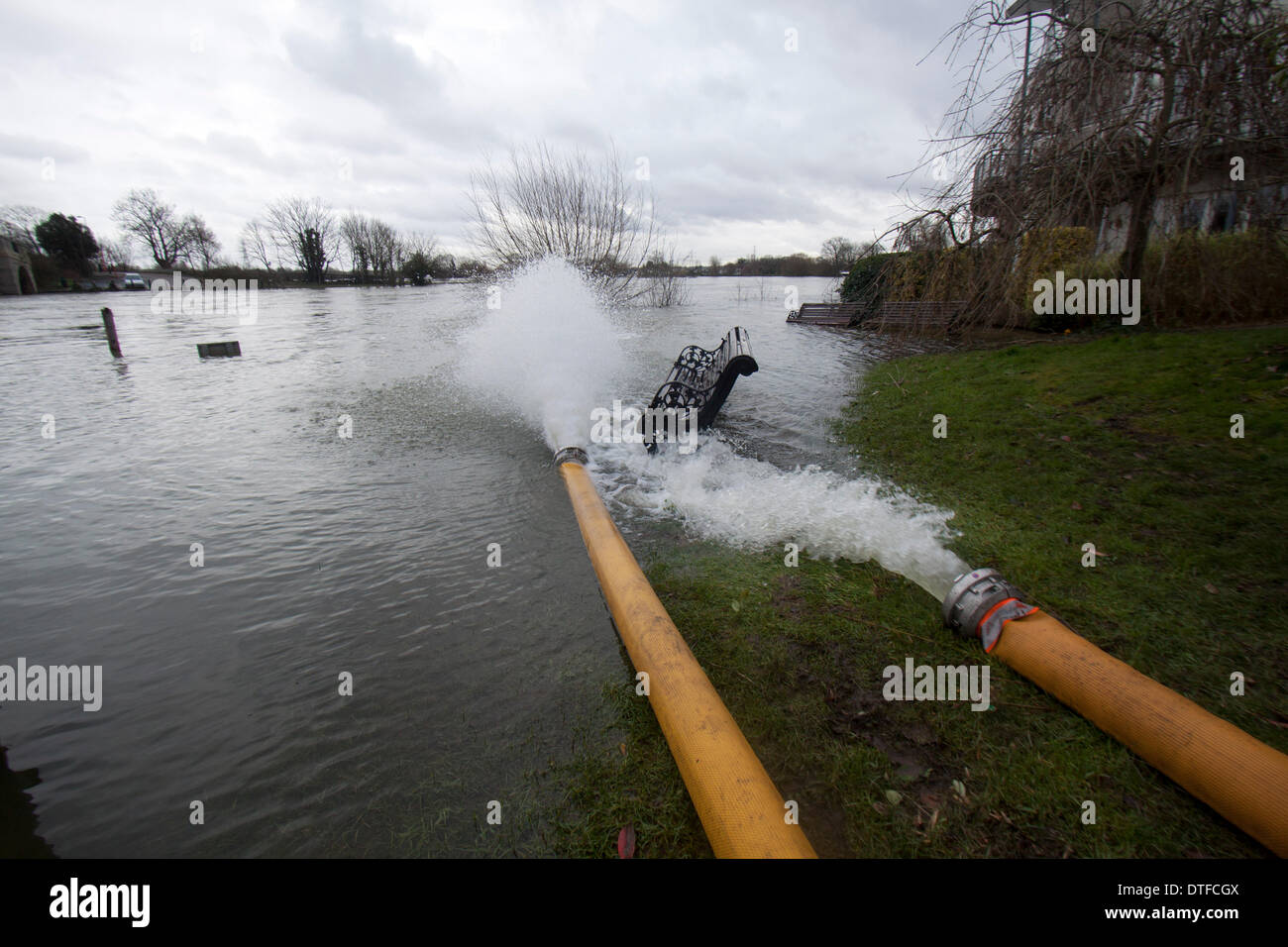 Chertsey Surrey, UK. 17 février 2014. L'eau étant du logement près de la Tamise, l'opération est en cours pour les régions touchées par les inondations. L'Agence a émis des avertissements d'inondations pour les zones le long de la Tamise Crédit : amer ghazzal/Alamy Live News Banque D'Images