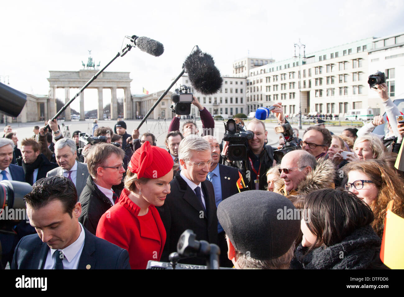 Berlin, Allemagne. 17 févr. 2014. . Klaus Wowereit, maire de Berlin, bonjour le roi Philippe et la Reine Mathilde de Belgique et à pied à travers la porte de Paris à lieu à Berlin./ Photo : La Reine Mathilde et Philippe de Belgique de Klaus Wowereit (SPD), Maire de Berlin. Credit : Reynaldo Chaib Paganelli/Alamy Live News Banque D'Images