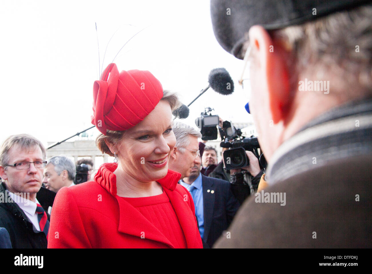 Berlin, Allemagne. 17 févr. 2014. . Klaus Wowereit, maire de Berlin, bonjour le roi Philippe et la Reine Mathilde de Belgique et à pied à travers la porte de Paris à lieu à Berlin./ Photo : La Reine Mathilde et Philippe de Belgique de Klaus Wowereit (SPD), Maire de Berlin. Credit : Reynaldo Chaib Paganelli/Alamy Live News Banque D'Images