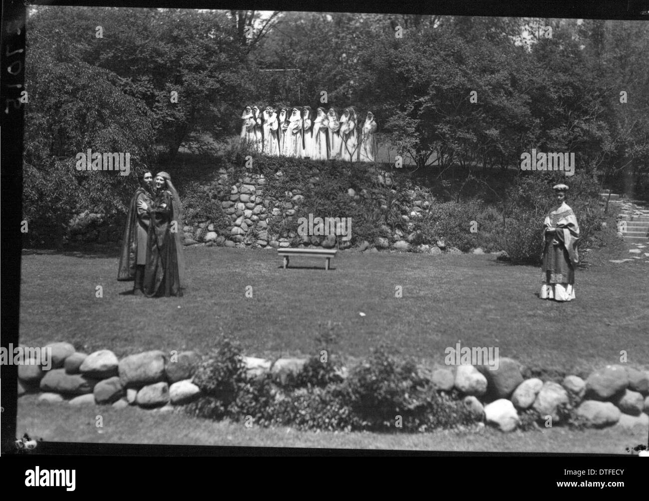 Une photographie de 1934 capturant la célébration de la Journée de l'arbre du Western College, mettant en vedette les étudiants vêtus de costumes pour une production théâtrale en plein air. Cet événement souligne l'importance de l'éducation des femmes au début du XXe siècle aux États-Unis. Banque D'Images