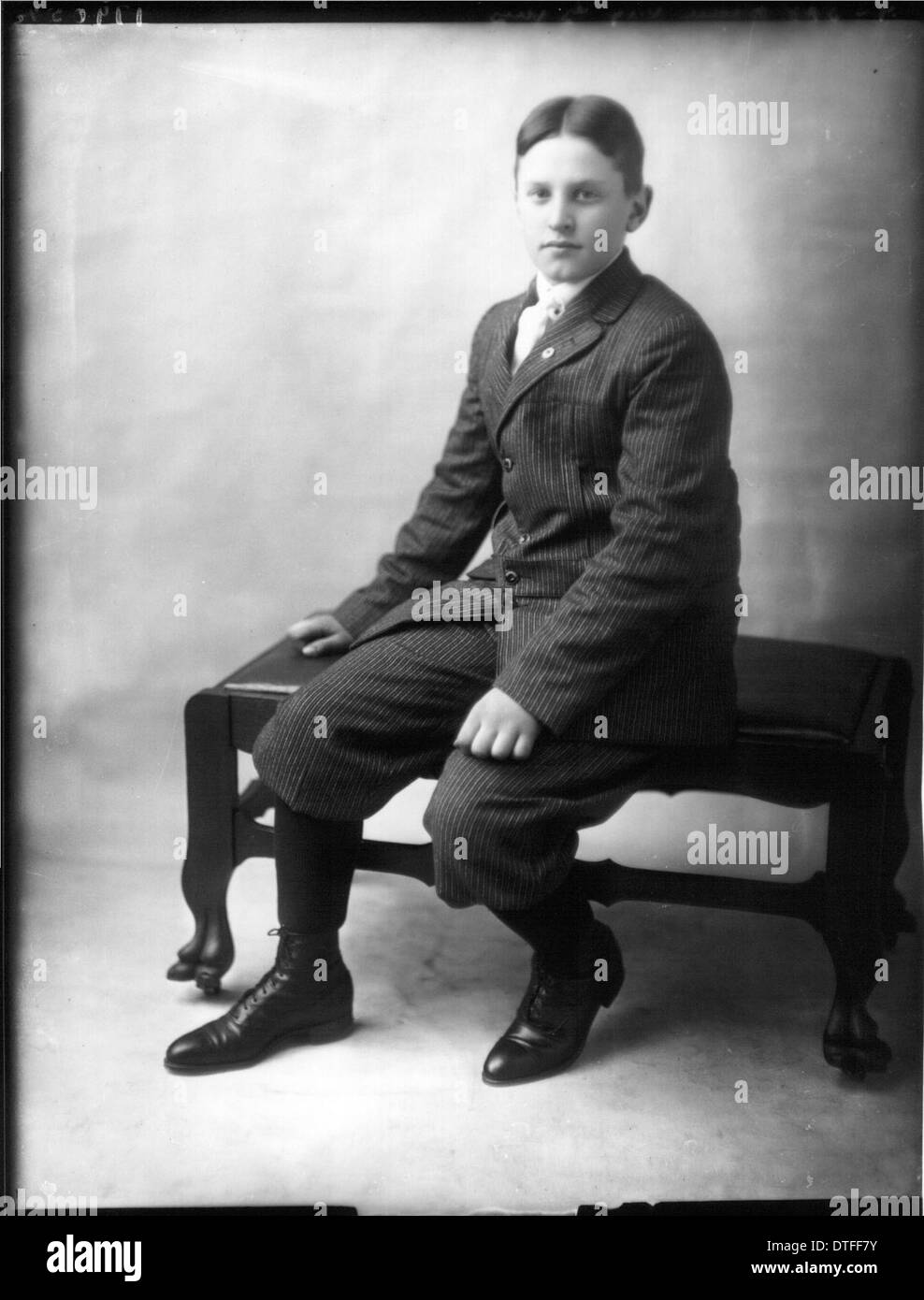 Cette photographie de portrait, prise en 1918, montre Everett Flynn, un personnage historique de l'Université de Miami. Il reflète le style de la photographie de portrait du début du XXe siècle, capturant la ressemblance et le caractère de Flynn. Banque D'Images