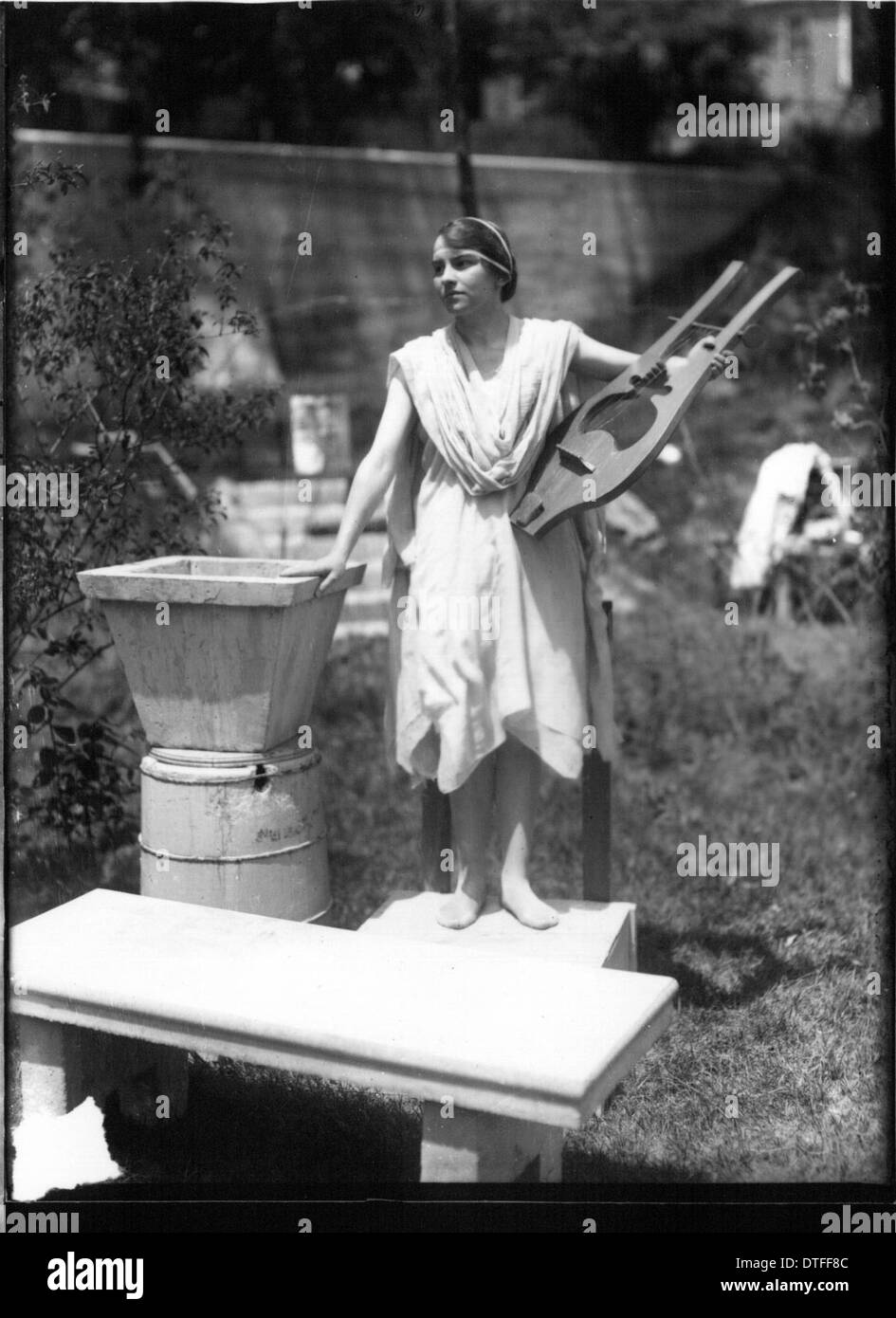 Cette photographie de 1922 montre des étudiants du Western College à Oxford, Ohio, participant à une production théâtrale en plein air. Les élèves sont vêtus de costumes et jouent d'instruments de musique dans le cadre d'une célébration de l'éducation des femmes au collège. Banque D'Images