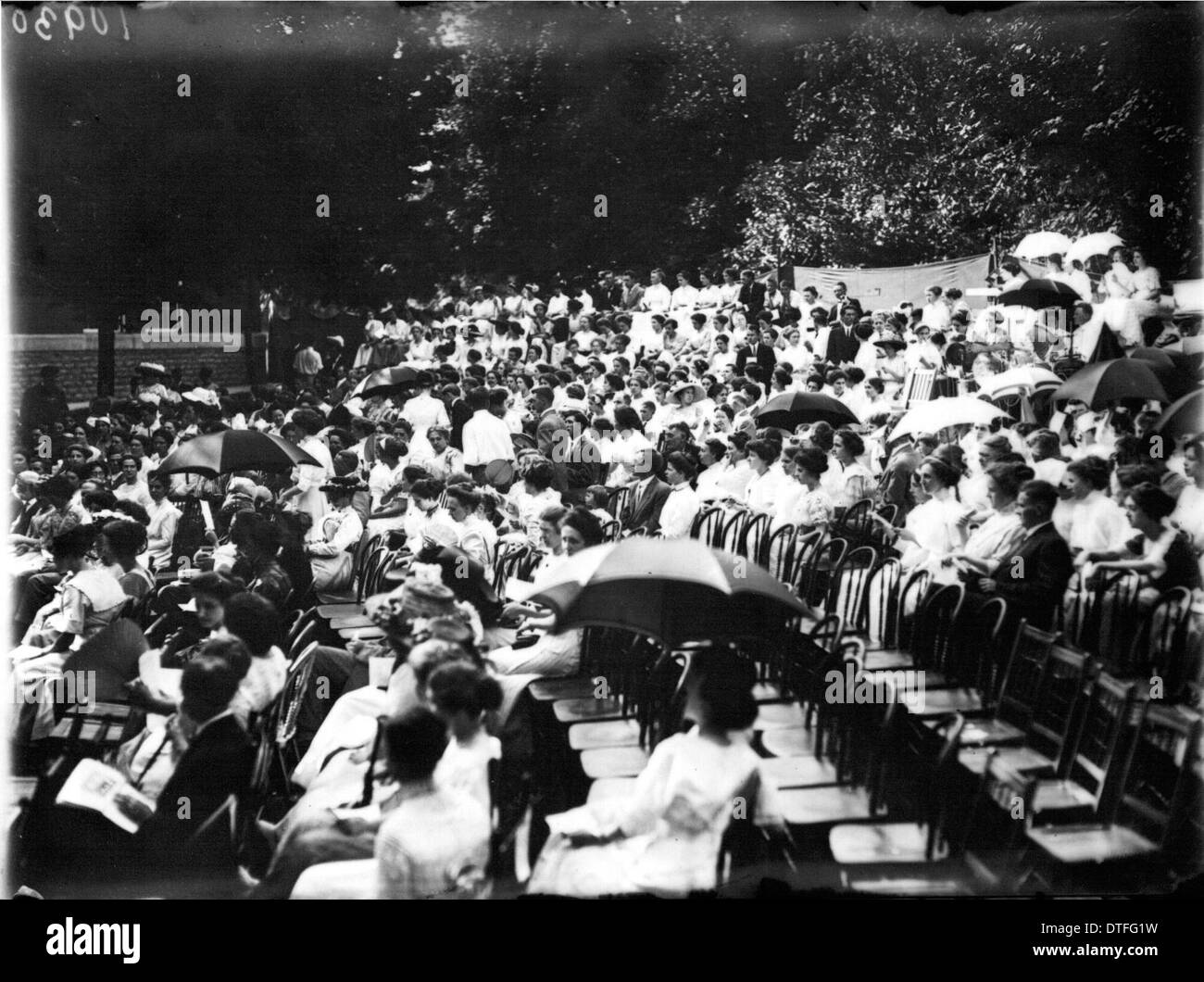 Cette photo tirée d'une performance en plein air de 1911 des Colburn Players capture le public assistant à une production théâtrale à Oxford, Ohio. Il illustre la culture théâtrale en plein air du début du XXe siècle. Banque D'Images