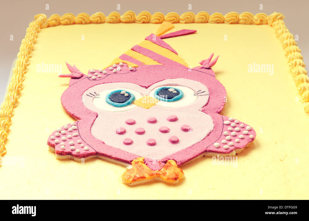Gateau D Anniversaire Jaune Avec Chouette Rose De Sucre Sur Le Dessus Photo Stock Alamy
