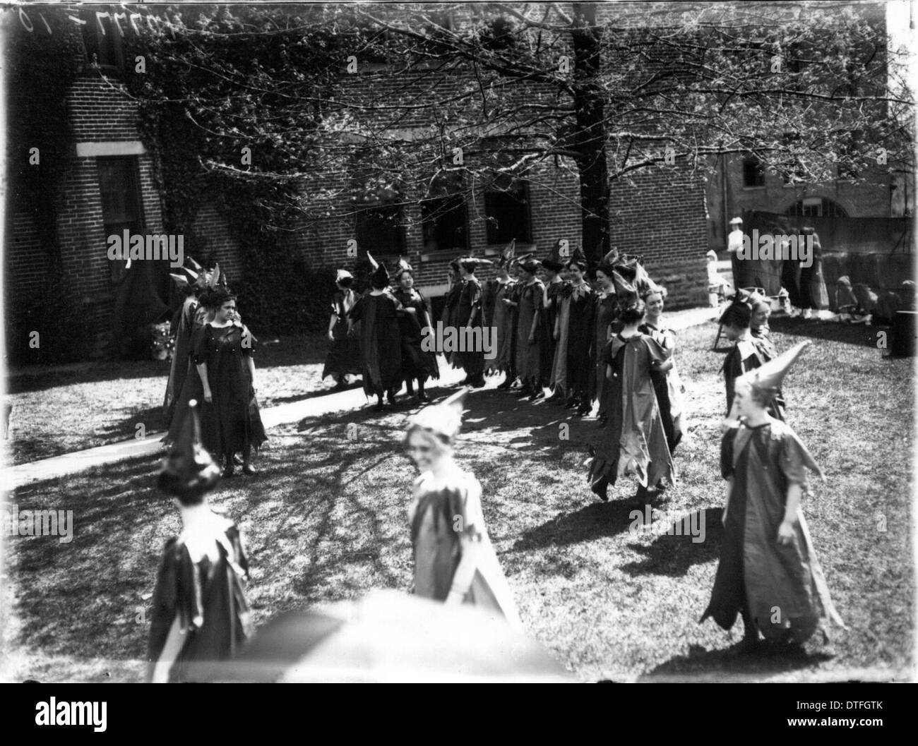 Cette photographie de « The Piper », produite par l'Oxford College en 1911, capture les interprètes, y compris les chœurs en costumes. L'image reflète l'importance historique des productions théâtrales en plein air de l'époque, mettant en valeur la scène culturelle d'Oxford, Ohio. Banque D'Images