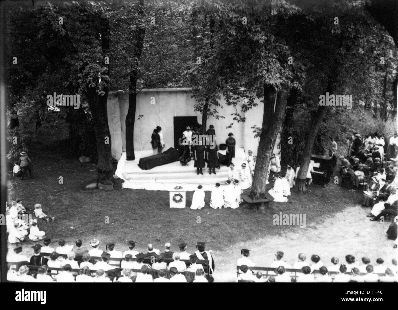 Cette photographie, prise le jour de l'arbre en 1913, capture une production théâtrale en plein air animée au Western College. L’événement reflète la tradition des spectacles en plein air, mettant en valeur le rôle de l’éducation des femmes dans l’Amérique du début du XXe siècle. Banque D'Images