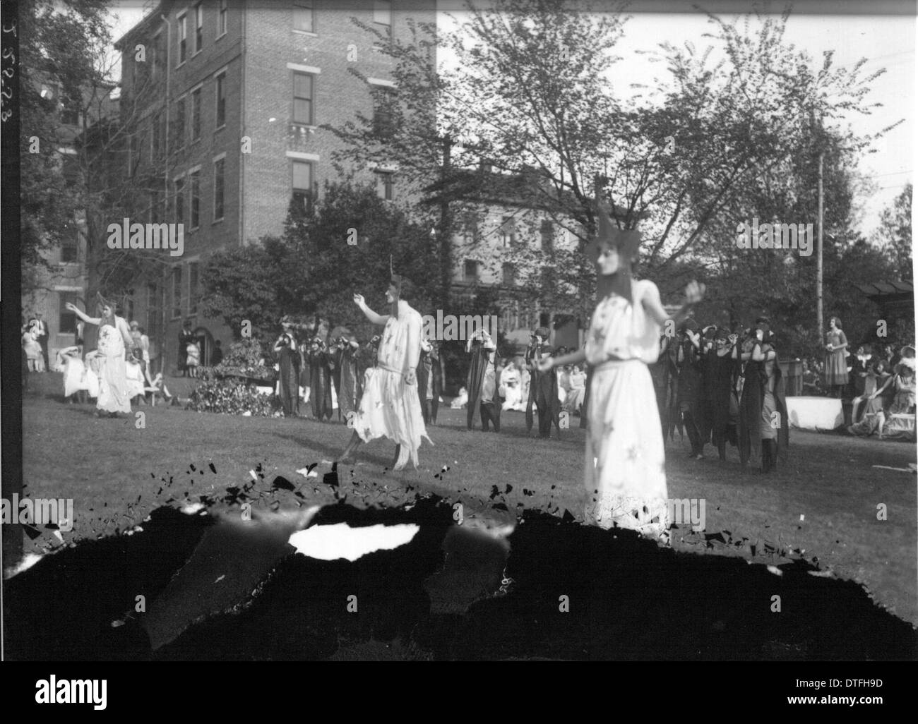 En 1923, Oxford College a organisé une célébration du 1er mai avec un spectacle de danse dans le cadre d'une production théâtrale en plein air. Cet événement a mis en lumière l'éducation des femmes et les traditions du collège au début du XXe siècle. Banque D'Images
