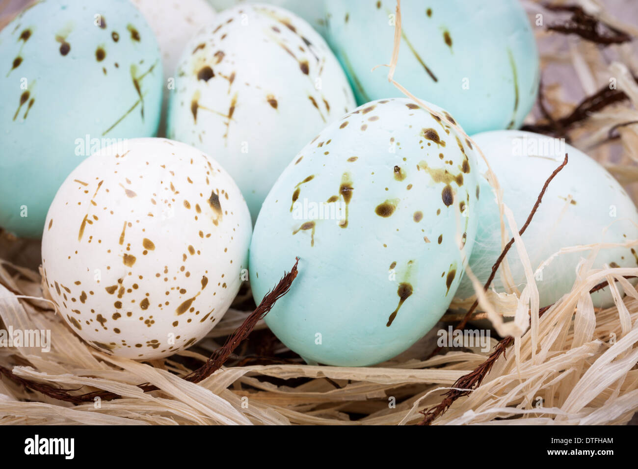 Trois bleu naturel oeufs de Pâques dans un panier de décoration saisonnière Banque D'Images