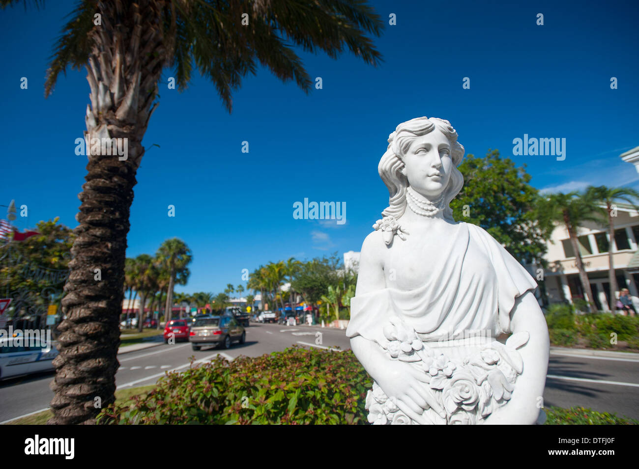 USA Floride Sarasota FL St Armands Circle statue clé appelée Flora - l'une des sept vertus Banque D'Images USA Floride Sarasota FL St Armands Circle statue clé appelée Flora - l'une des sept vertus Banque D'Images