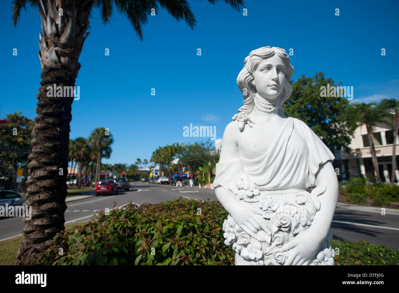 USA Floride Sarasota FL St Armands Circle statue clé appelée Flora - l'une des sept vertus Banque D'Images USA Floride Sarasota FL St Armands Circle statue clé appelée Flora - l'une des sept vertus Banque D'Images