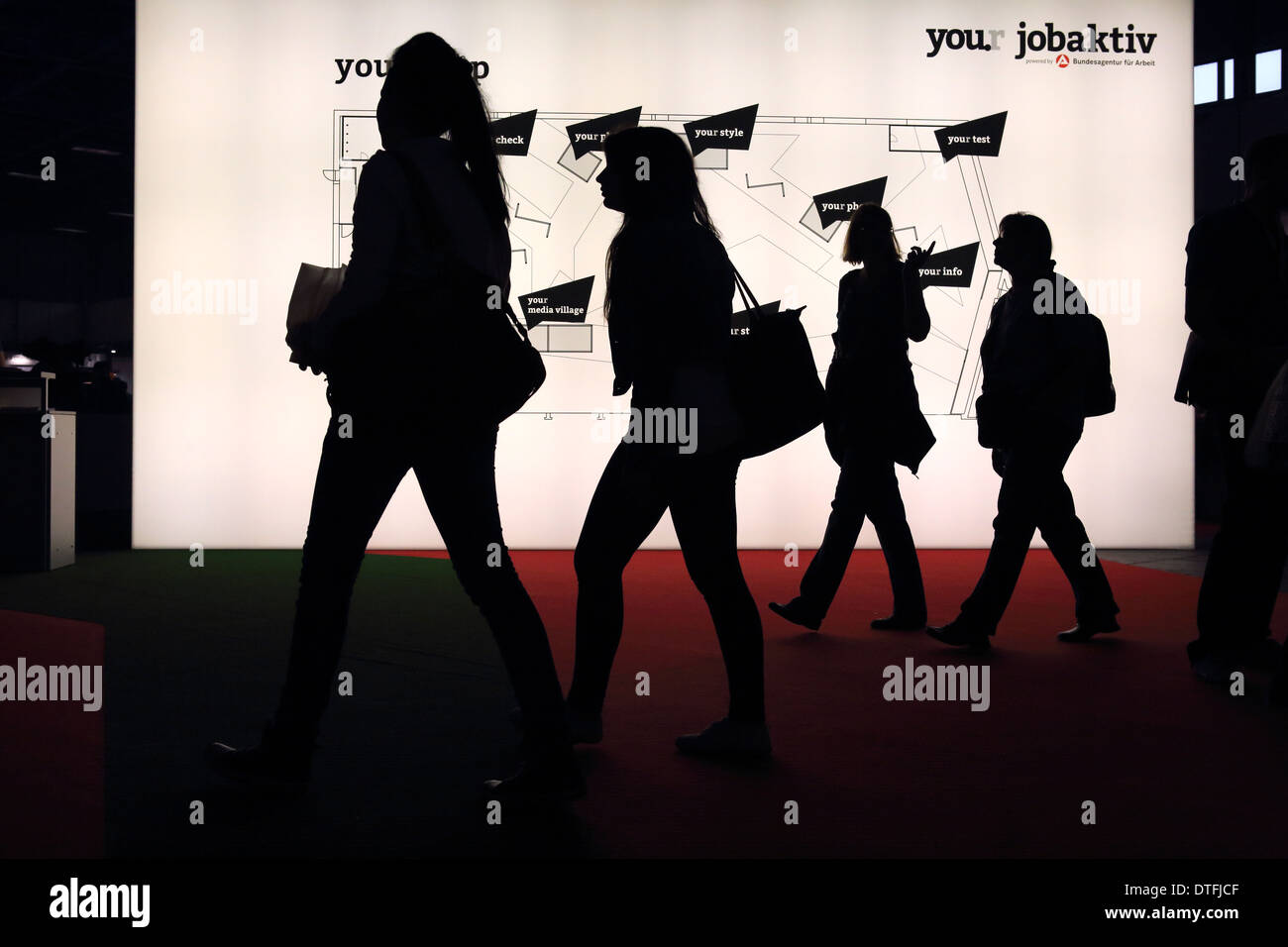 Berlin, Allemagne, les visiteurs de la foire-jeunesse vous en face d'un plan éclairé Banque D'Images