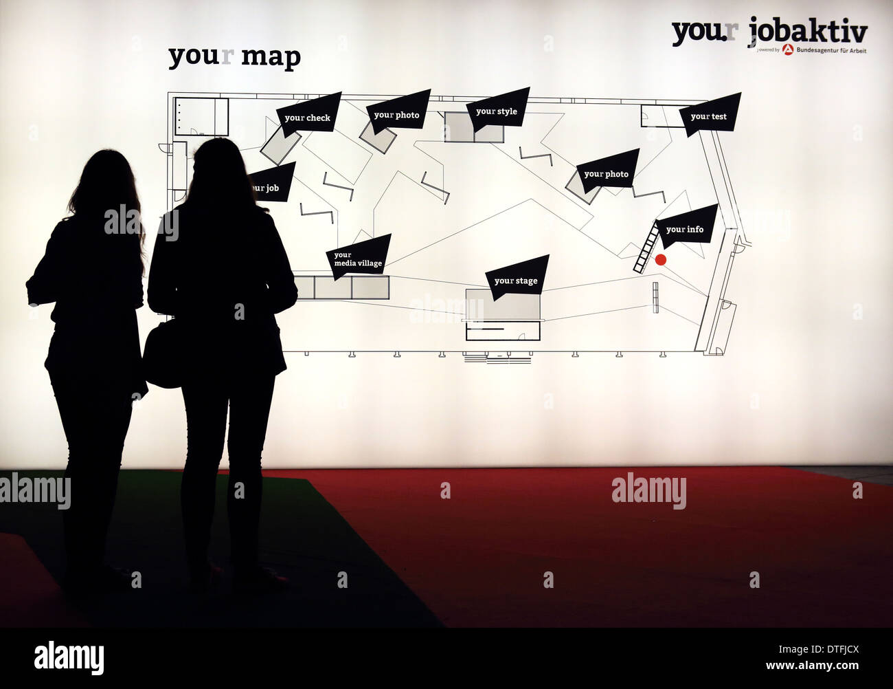 Berlin, Allemagne, les visiteurs de la foire-jeunesse vous êtes devant un plan illuminé avec Banque D'Images