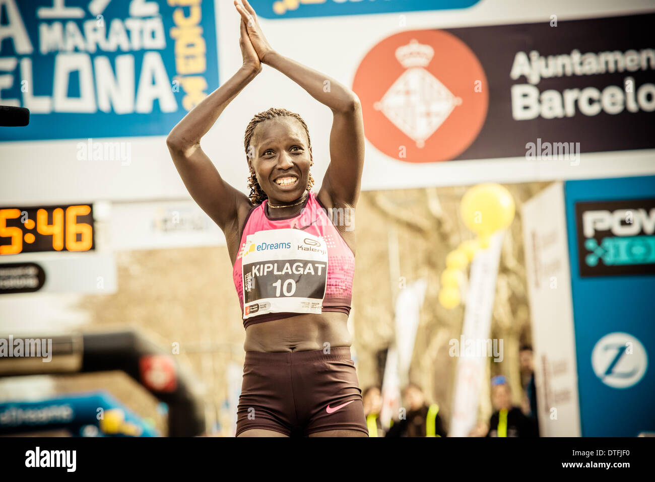 Barcelone, Espagne. 16 février 2014. Du Kenya : Florence Kiplagat Jebet remporte la 24e édition du semi-marathon de Barcelone, établissant un nouveau record du monde en un temps de 1:05:12 © matthi/Alamy Live News Crédit : matthi/Alamy Live News Banque D'Images