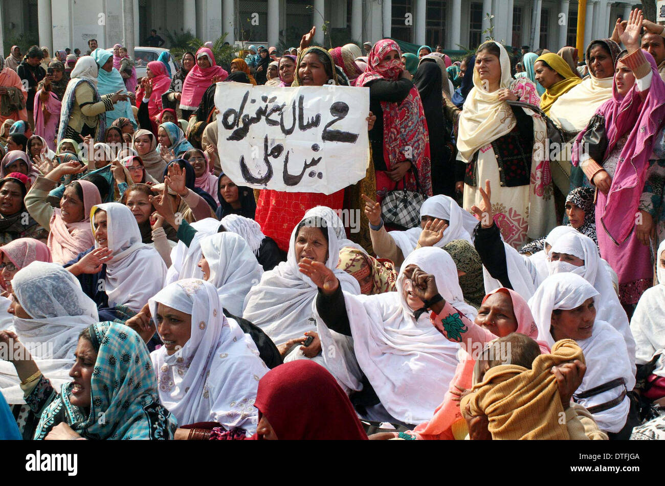 Le Pakistan, le 17 mars 2014. Membres de l'Association chant de travailleuses de la santé des slogans contre le non-paiement de leurs salaires les cotisations au cours de manifestation de protestation à l'extérieur du bâtiment de l'Assemblée du Pendjab à Lahore : Asianet-Pakistan Crédit/Alamy Live News Banque D'Images