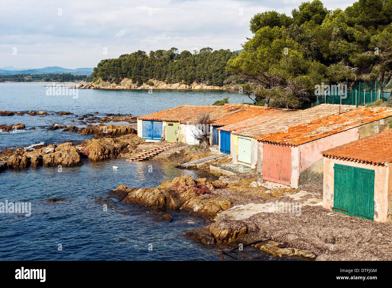 France, Var (83), la Corniche des Maures, hangars situé en face du fort Bregancon. Banque D'Images