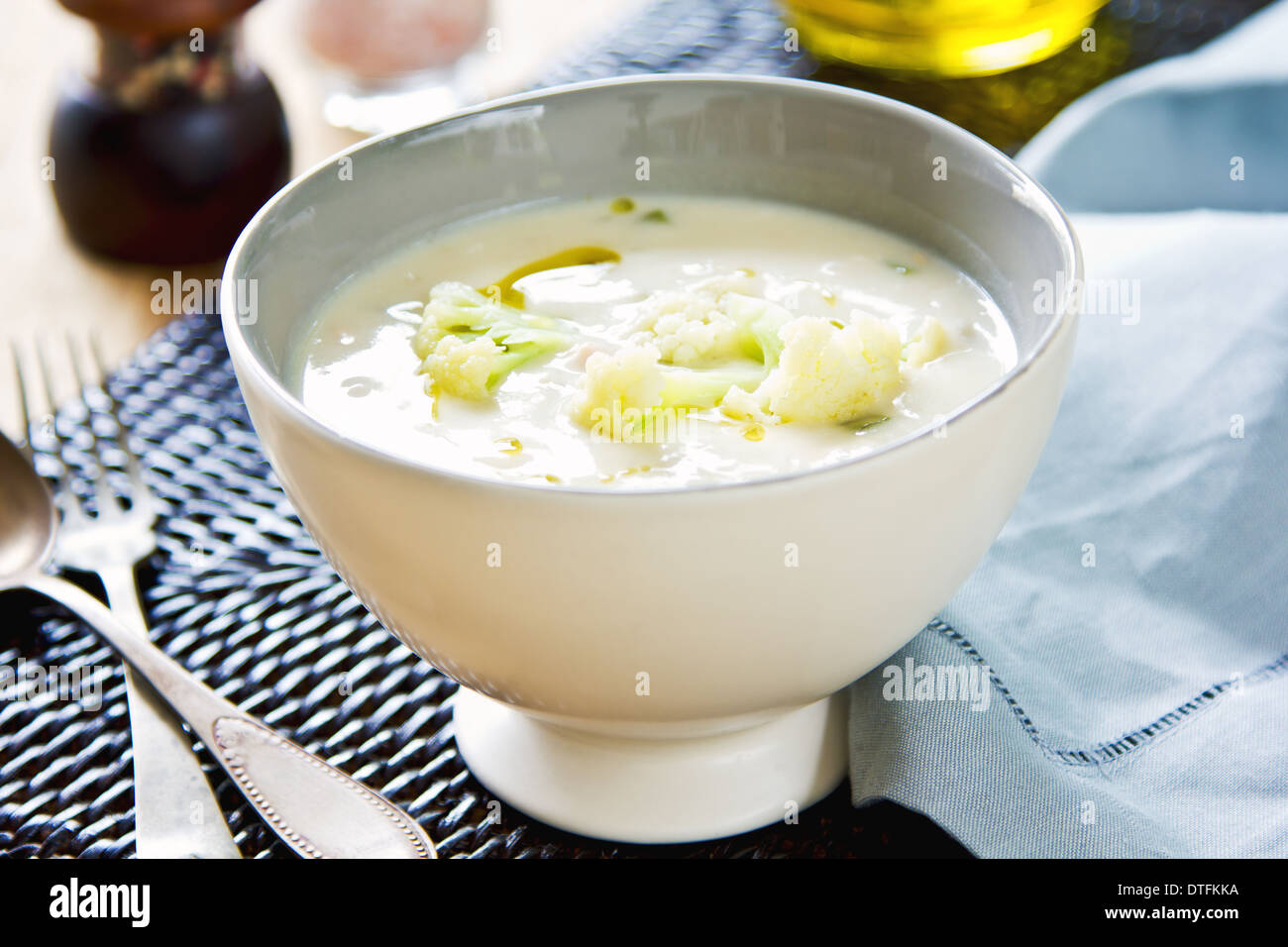 Soupe de chou-fleur avec des choux fleurs dans un bol Banque D'Images Soupe de chou-fleur avec des choux fleurs dans un bol Banque D'Images