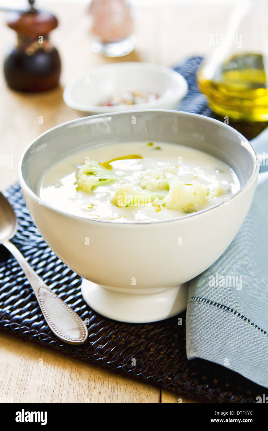 Soupe de chou-fleur avec des choux fleurs dans un bol Banque D'Images Soupe de chou-fleur avec des choux fleurs dans un bol Banque D'Images