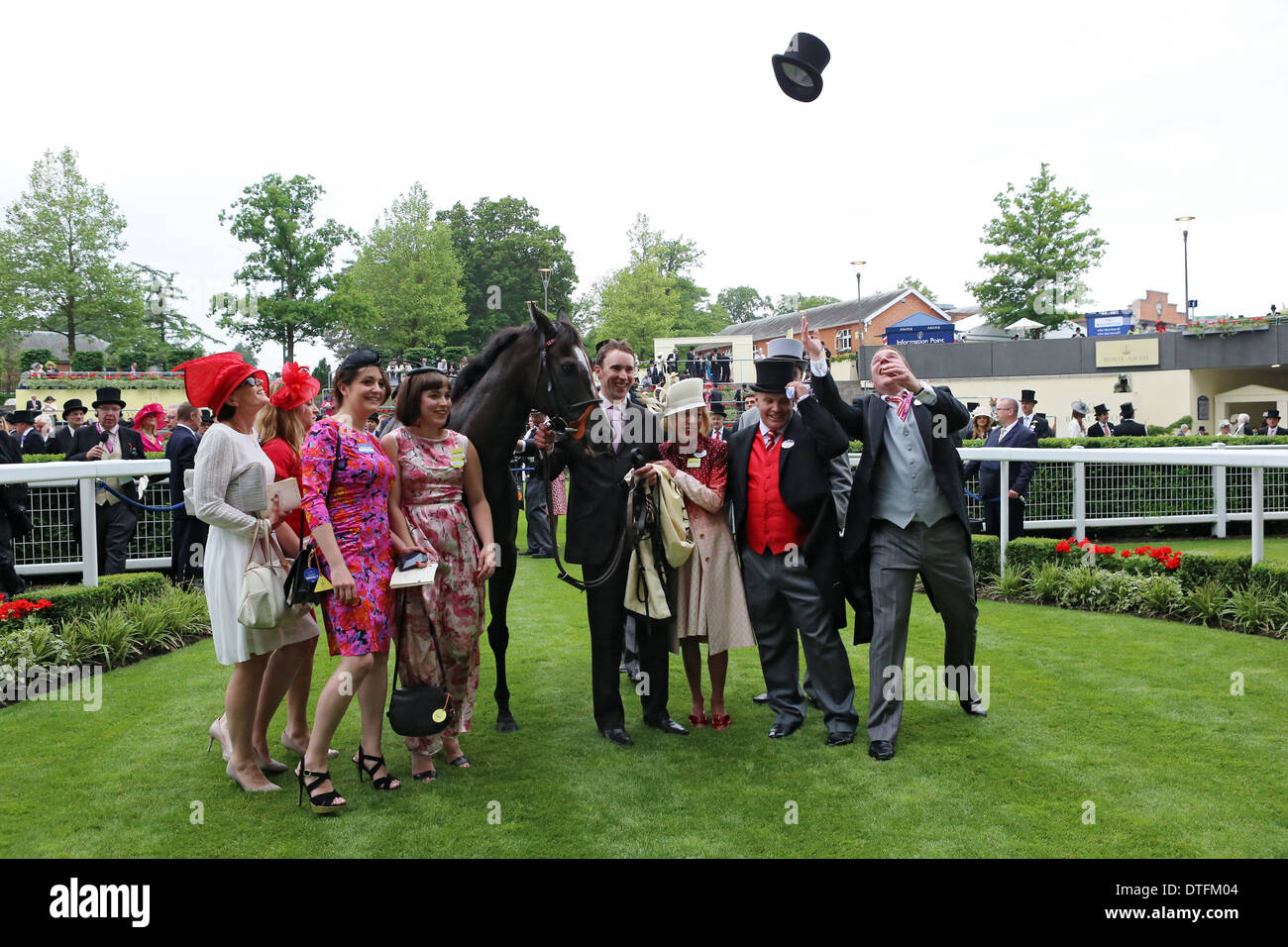 Ascot, Royaume-Uni, les gens hâte à plus de la victoire de son cheval dans une course de chevaux Banque D'Images