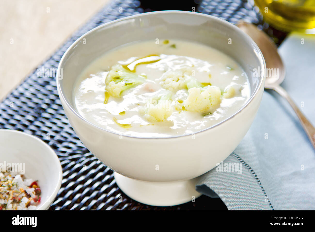 Soupe de chou-fleur avec des choux fleurs dans un bol Banque D'Images Soupe de chou-fleur avec des choux fleurs dans un bol Banque D'Images