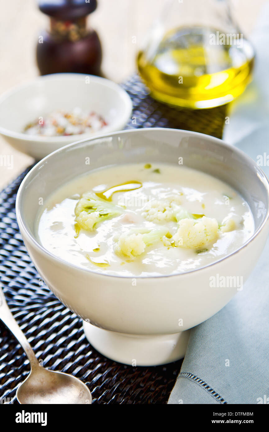 Soupe de chou-fleur avec des choux fleurs dans un bol Banque D'Images Soupe de chou-fleur avec des choux fleurs dans un bol Banque D'Images