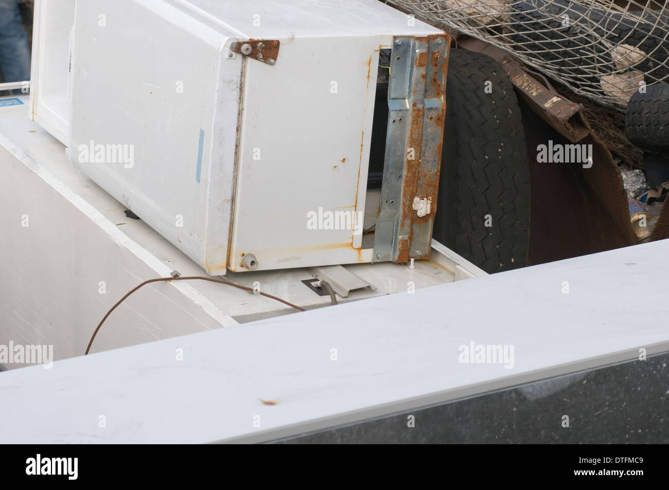 Vieux frigo réfrigérateurs jetés le long des routes à fly tipping bennes bennes de dégazage de gazage gazé dégazé produits blancs o Banque D'Images