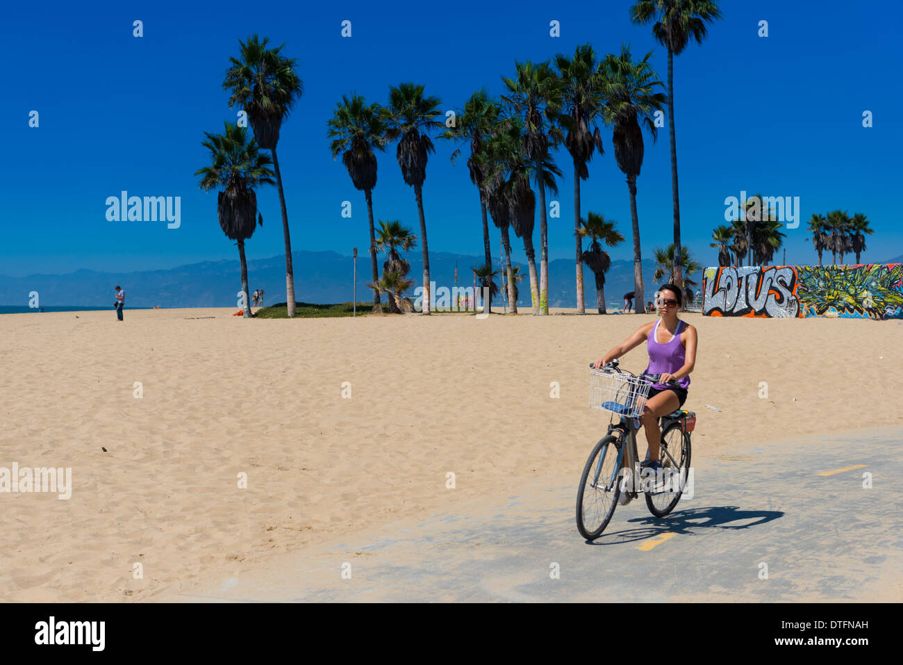 Fille sur un vélo à Venice Beach, Los Angeles, Californie Photo Stock -  Alamy
