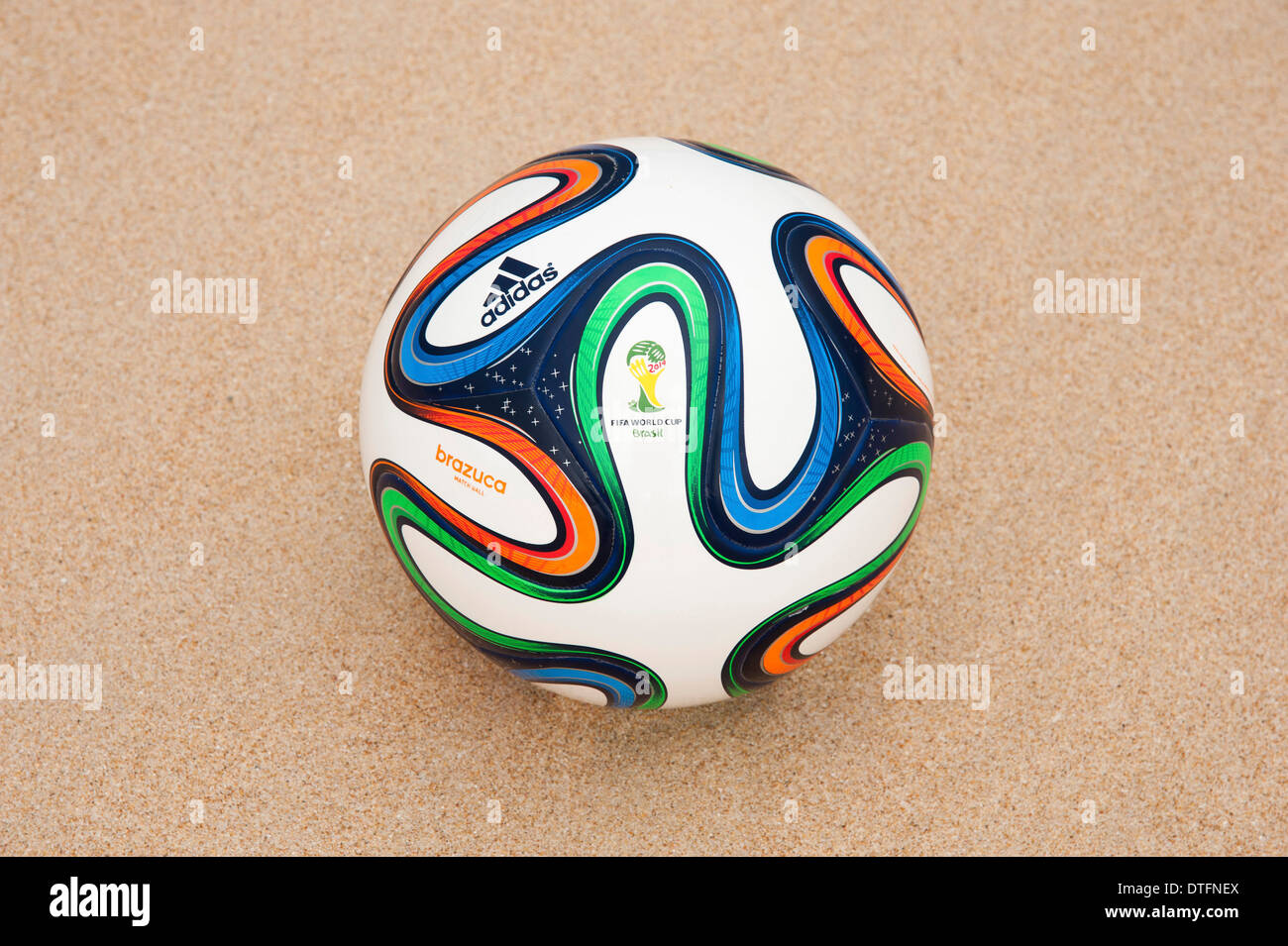 Brazuca (Replikat), offizieller Matchball der Fussball Weltmeisterschaft 2014 FIFA en Brésil im Sand Banque D'Images