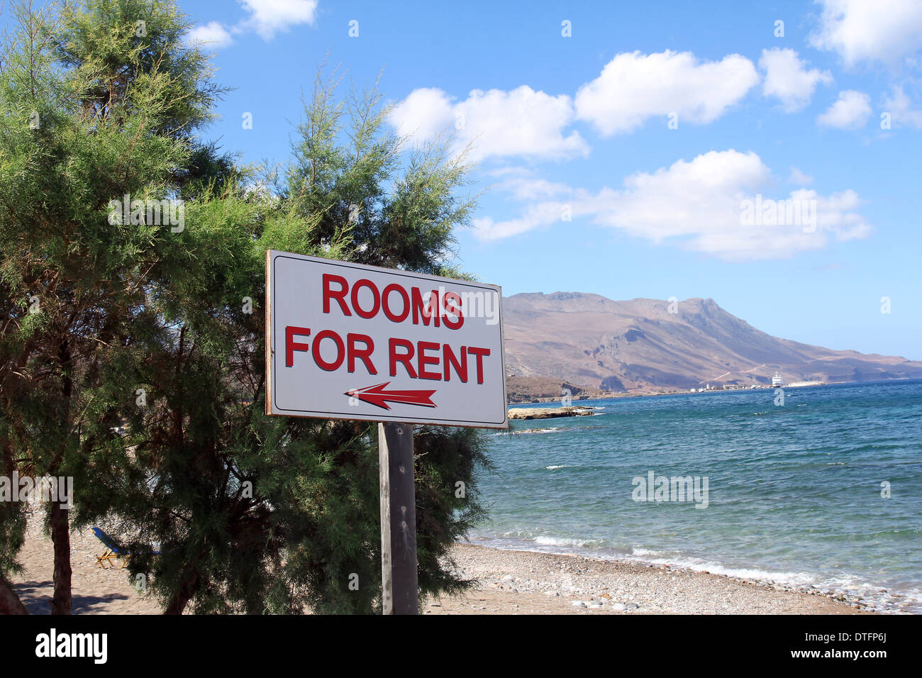 Chambres à louer signe sur la plage en Crète, grec Banque D'Images