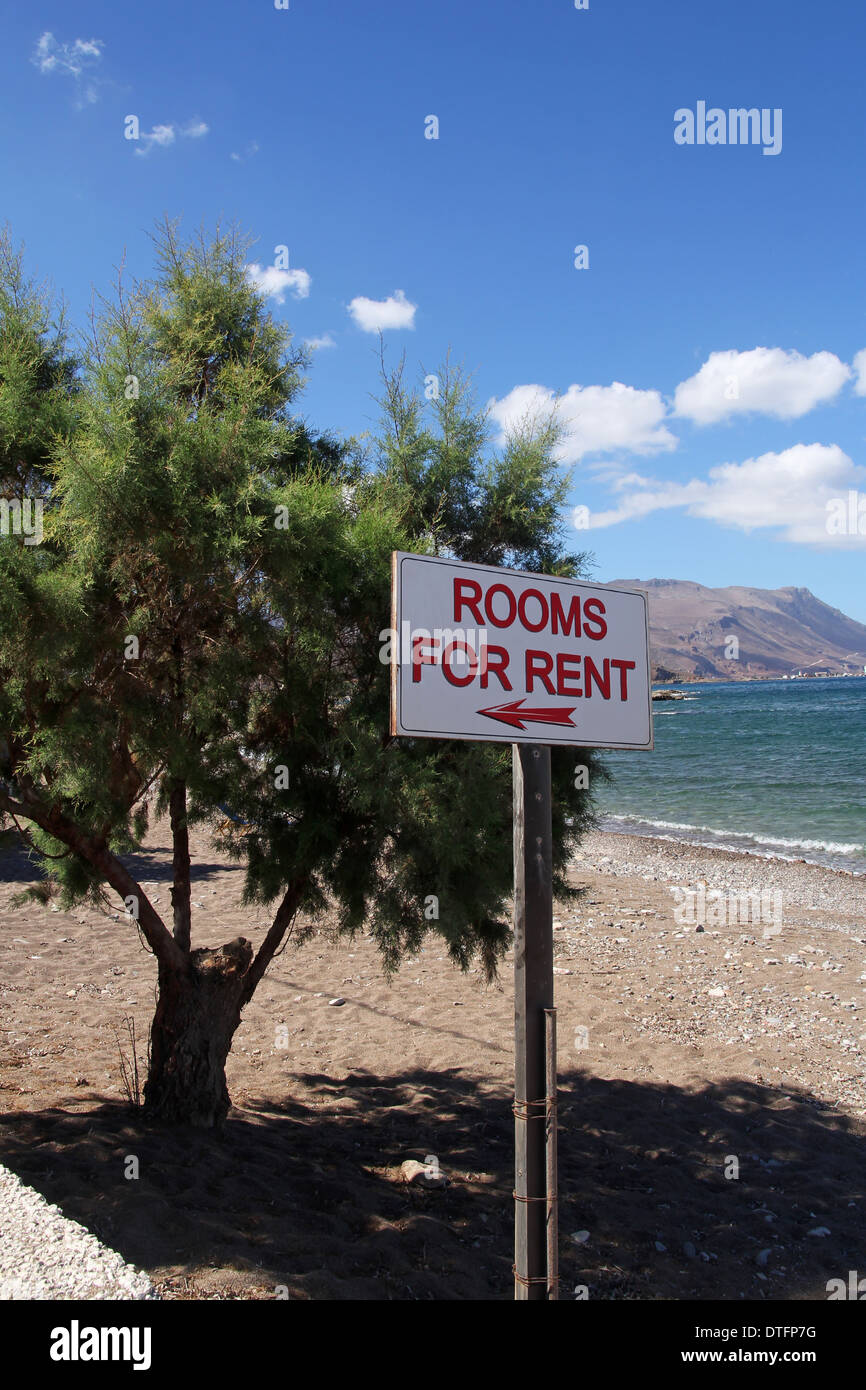 Chambres à louer signe sur la plage en Crète, grec Banque D'Images