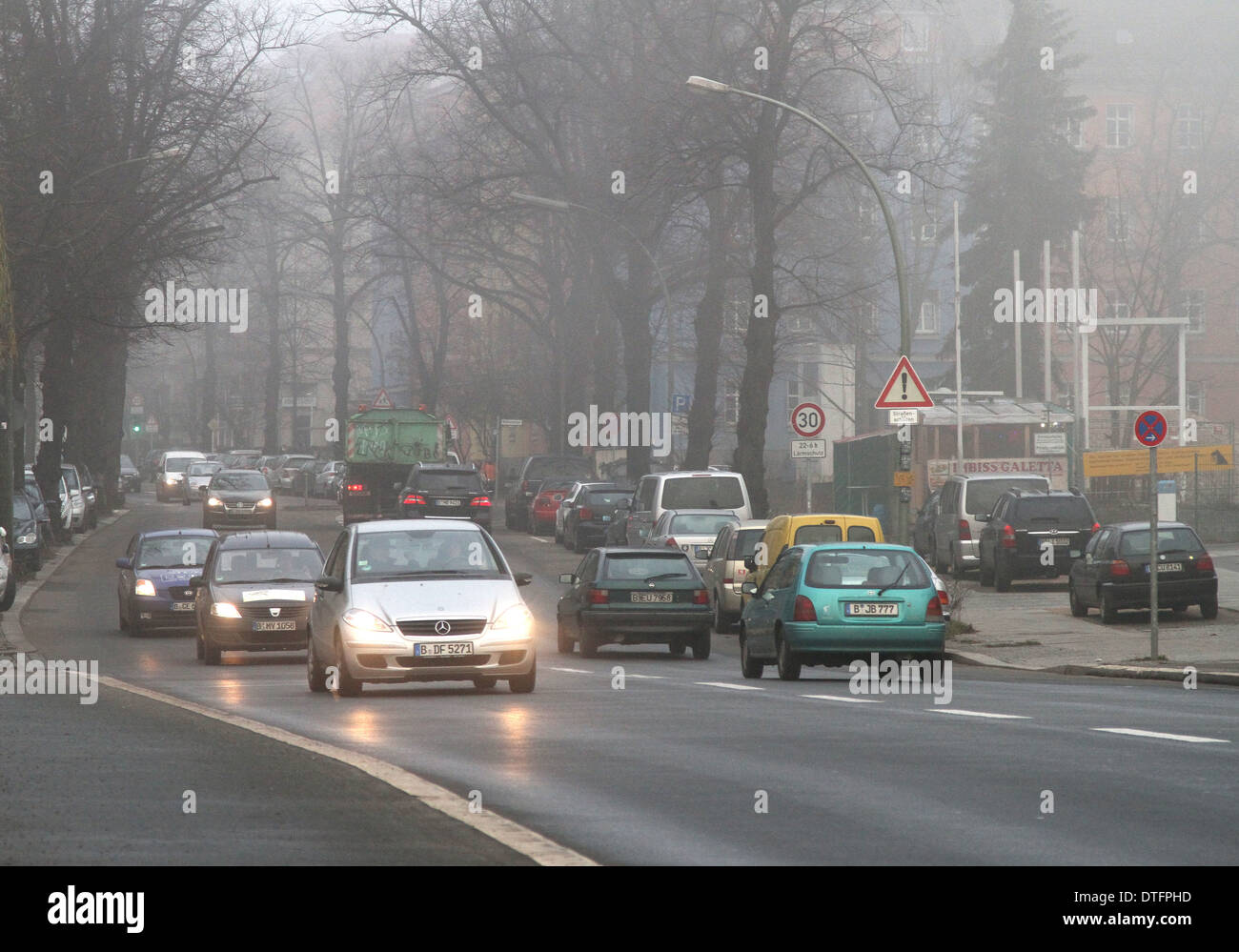 Berlin, Allemagne, sur la route dans le brouillard Alarichstrasse Banque D'Images
