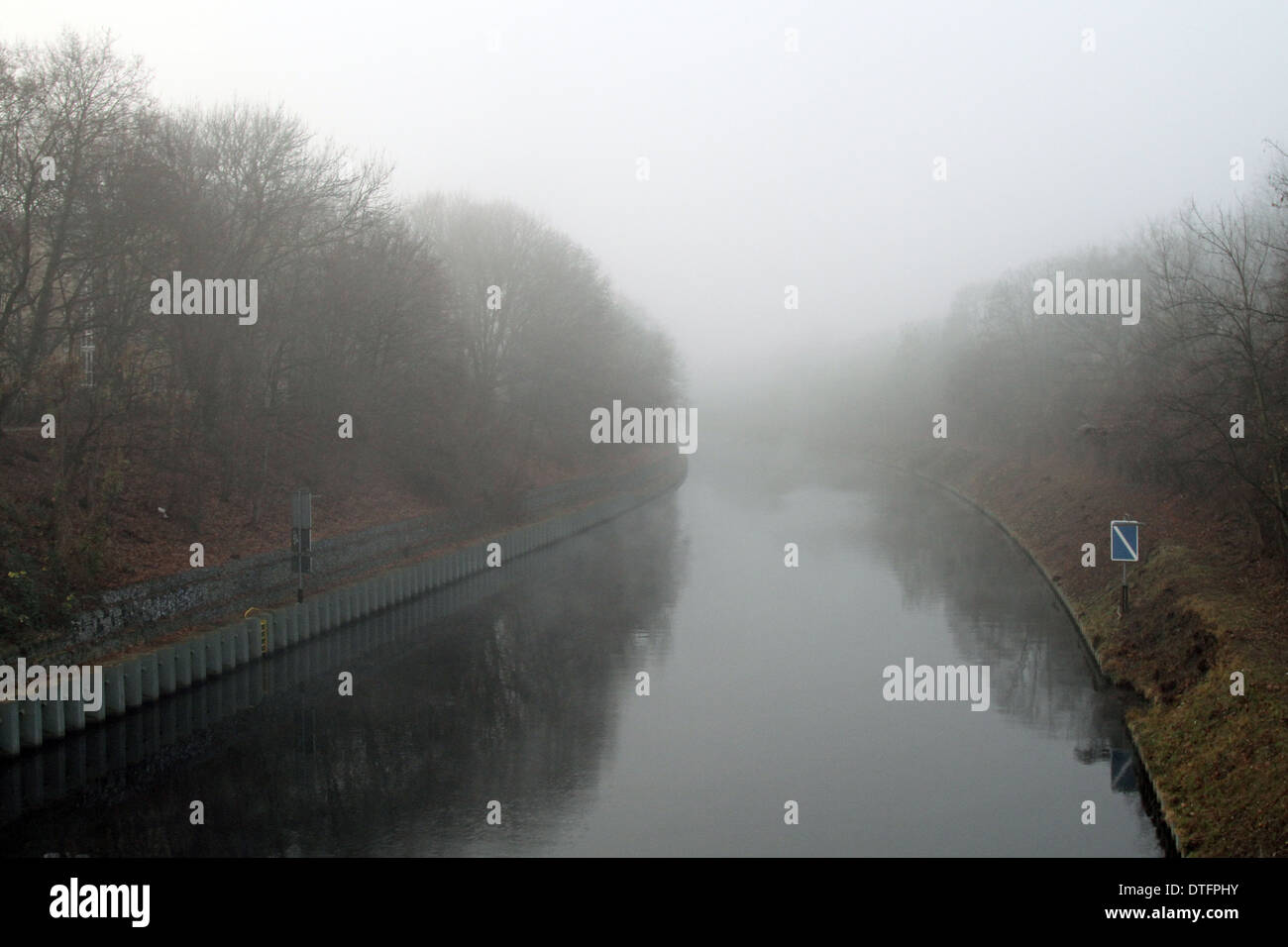 Berlin, Allemagne, brouillard sur le canal de Teltow Banque D'Images