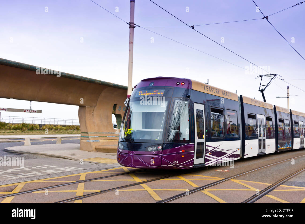 Nouveau tram à la station balnéaire de Blackpool, Angleterre. Banque D'Images