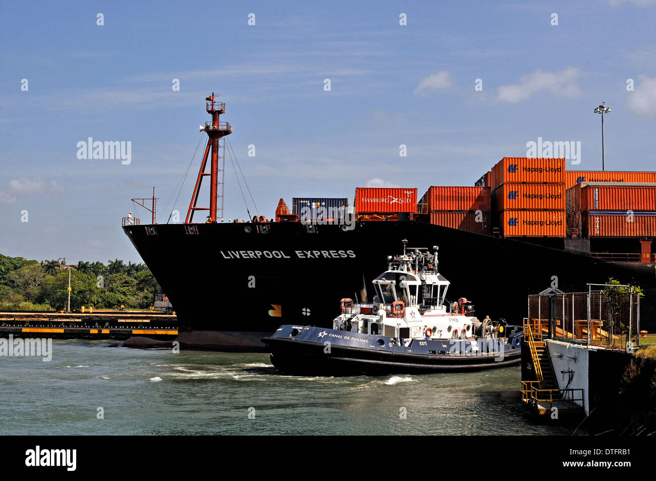 Liverpool express cargo container gatún laissant canal de Panama Banque D'Images