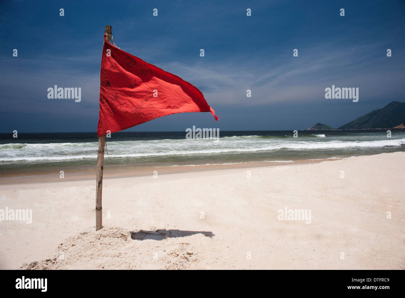 Drapeau d'avertissement rouge à l'Océan Atlantique Banque D'Images