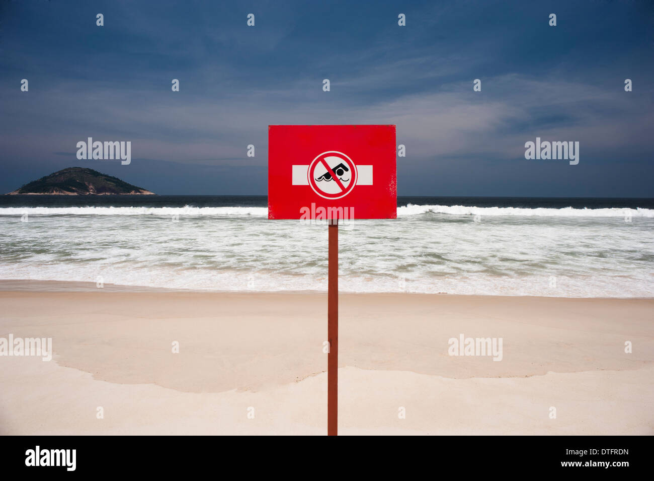 Panneau d'avertissement à une plage près de Rio de Janeiro Banque D'Images