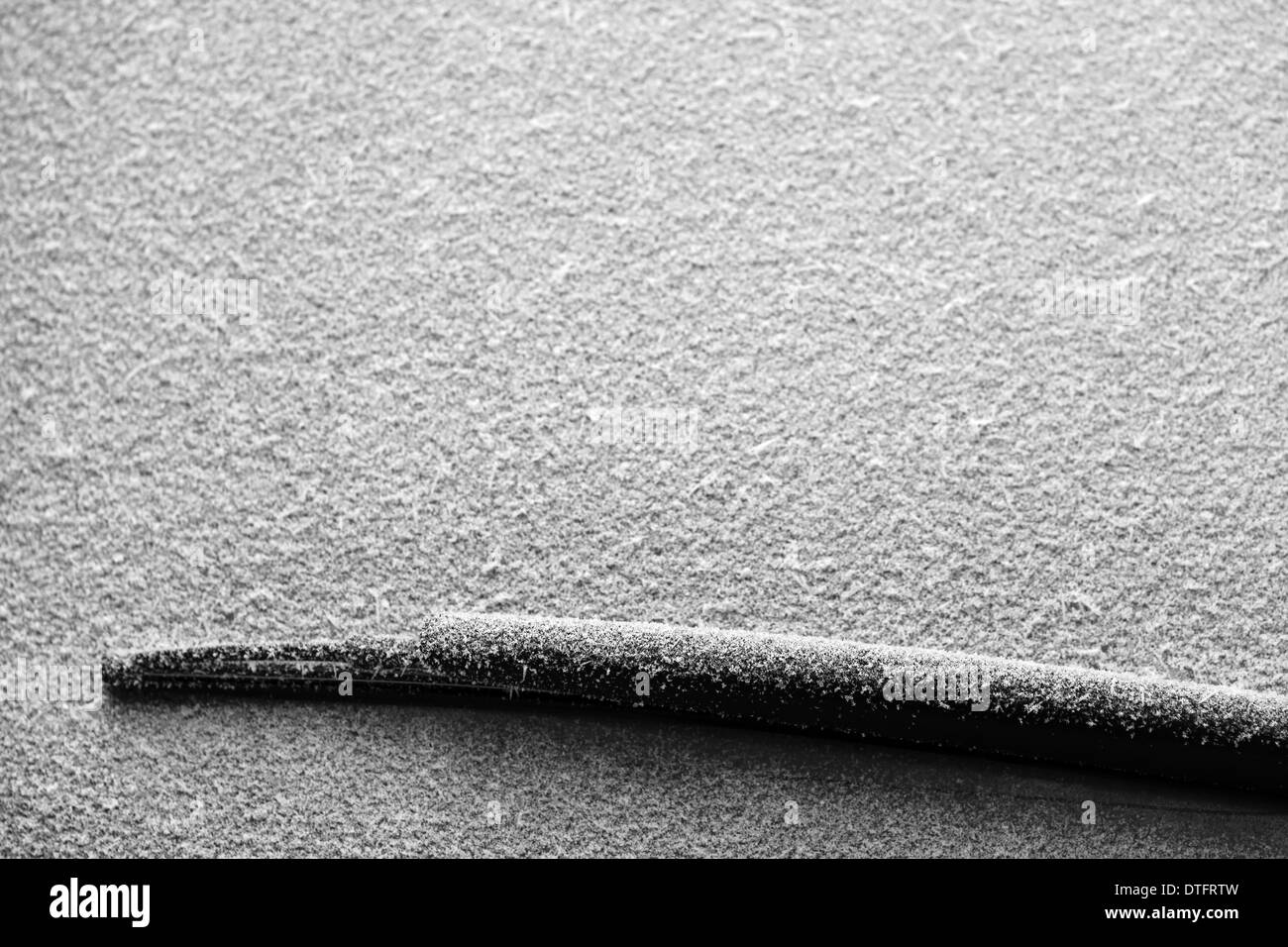 Gros plan sur une l'essuie-glace de voiture couverte de neige Banque D'Images