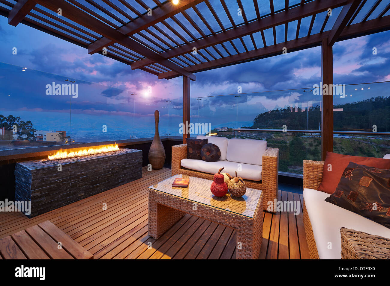 Interior design : Belle terrasse salon moderne avec pergola au coucher du  soleil Photo Stock - Alamy