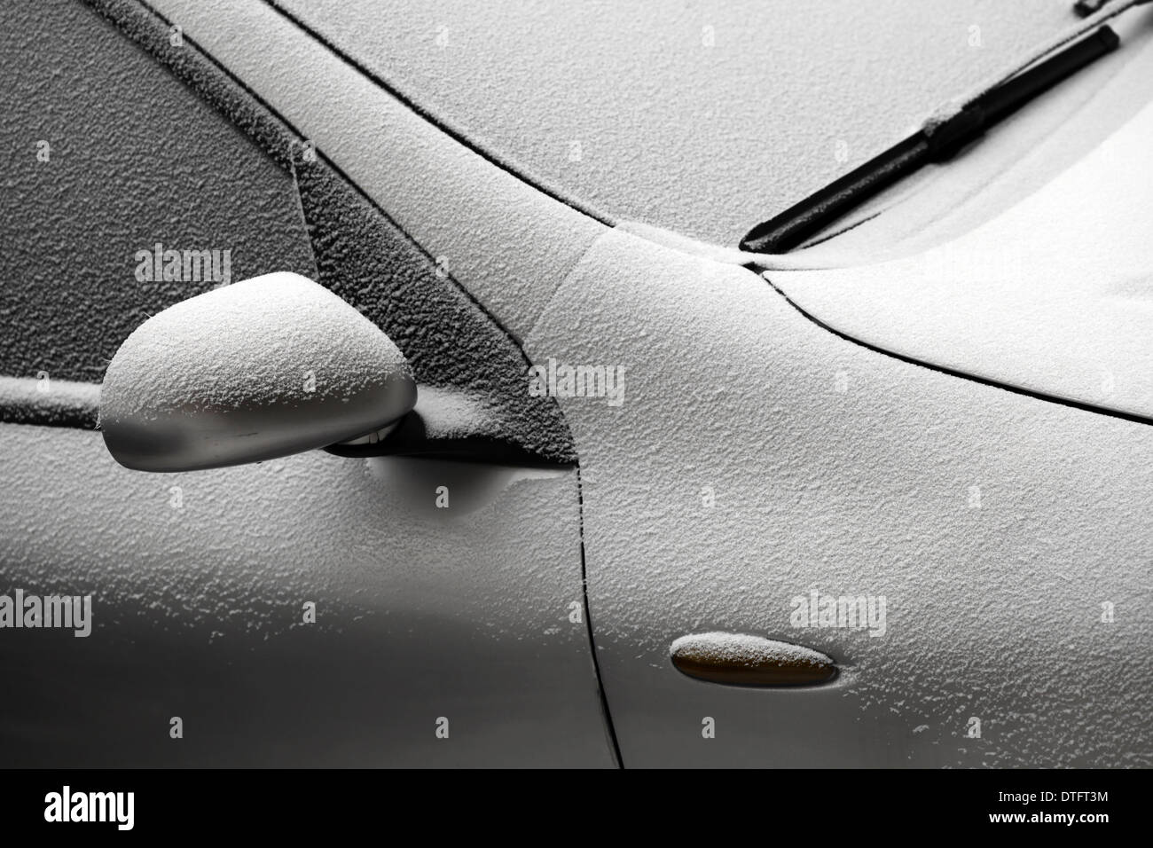 Gros plan d'une voiture recouverte de neige Banque D'Images