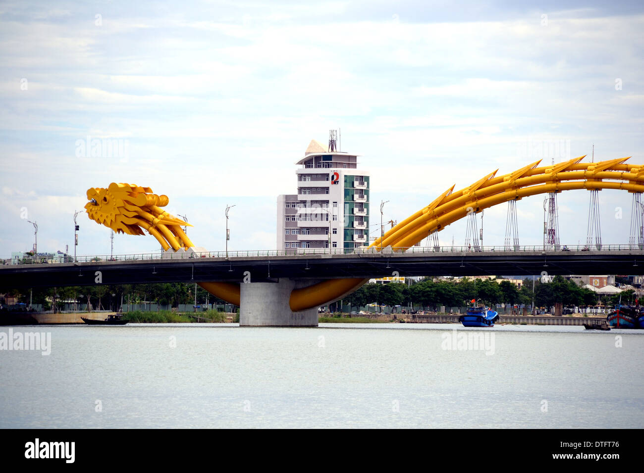 Dragon Bridge C ?u R ?ng à Danang Vietnam du fleuve Han Banque D'Images