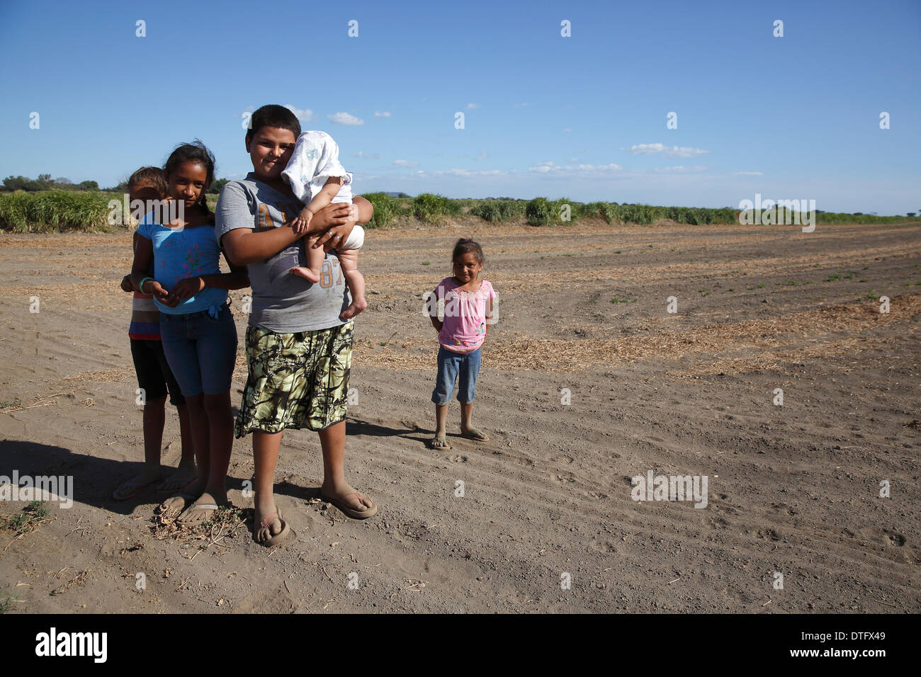Enfants se tenant, El Tanque Nicaragua Banque D'Images