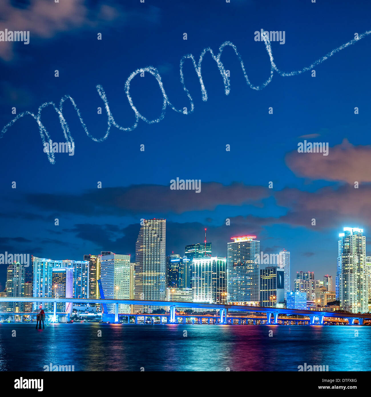 Miami (Floride), coucher de soleil d'été avec panorama lumineux colorés et les bâtiments résidentiels et d'affaires pont sur Biscayne Bay Banque D'Images
