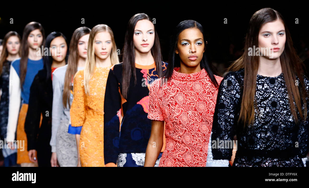 Londres, R.-U... Feb 17, 2014. Présenter les modèles creations par Michael van der Ham au cours de l'automne/hiver 2014 London Fashion Week . Credit : Yin Gang/Xinhua/Alamy Live News Banque D'Images