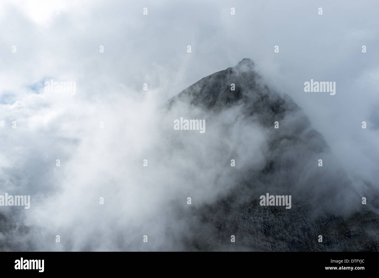 Sommet de Ben Nevis, dans la brume, l'ouest des Highlands, en Écosse. Vue du Carn Mor Dearg de la face Nord Banque D'Images