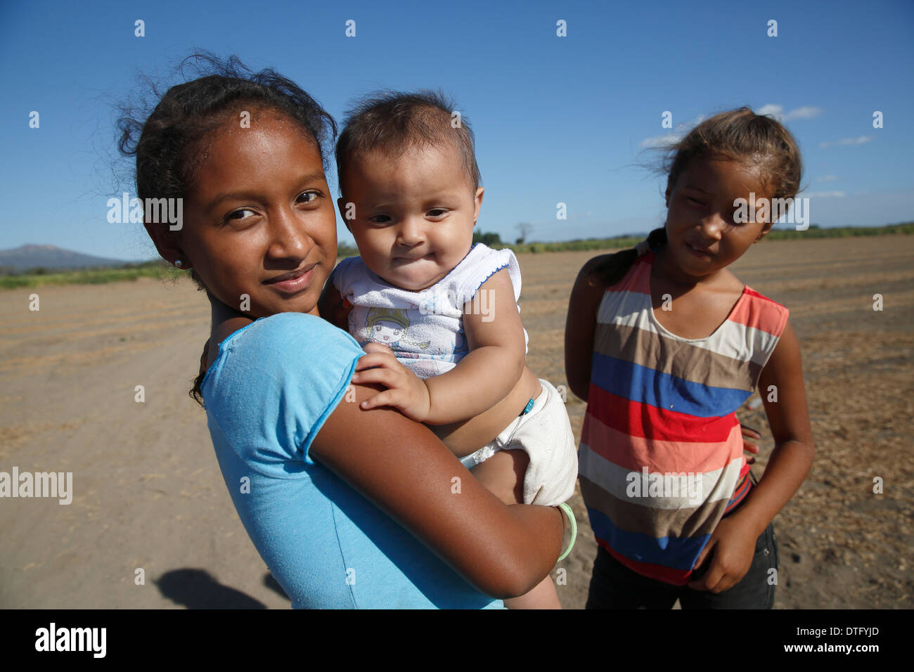Jeunes filles posant champ, El Tanque Nicaragua Banque D'Images